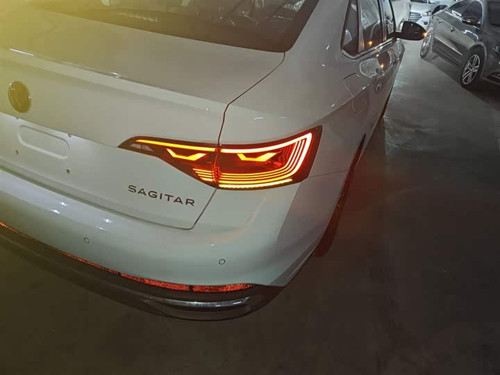 Фото 8 - Volkswagen Sagitar L