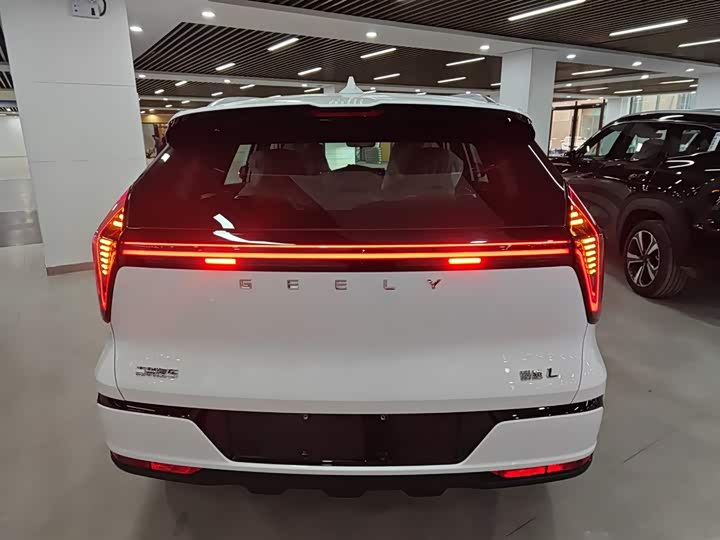 Фото 6 - Geely Atlas L