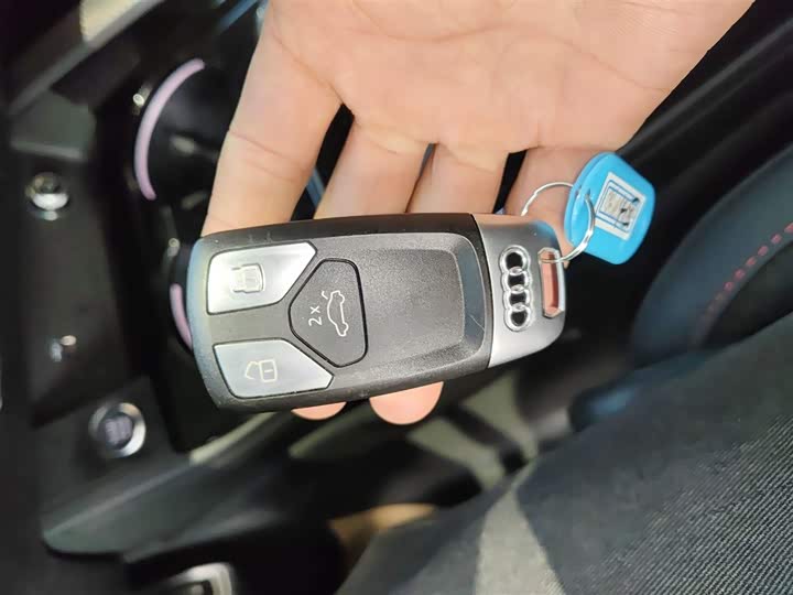 Фото 9 - Audi A4L