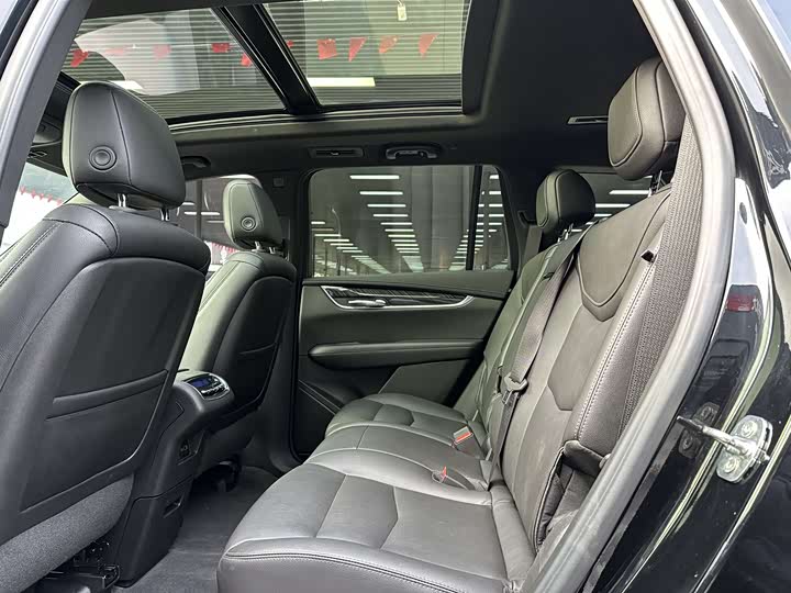 Фото 6 - Cadillac XT6