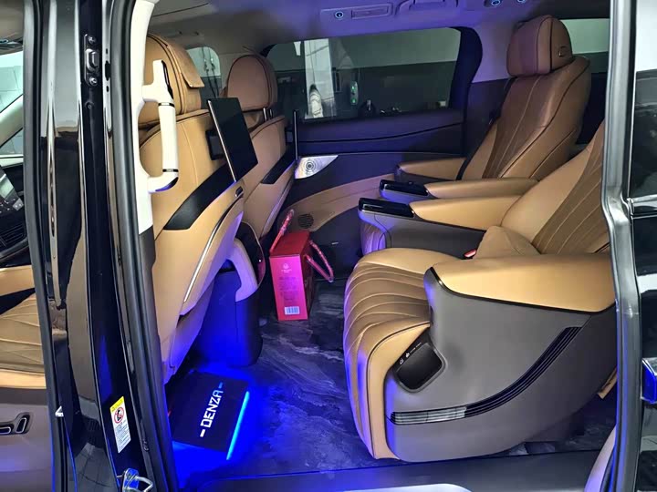 Фото 5 - Denza D9