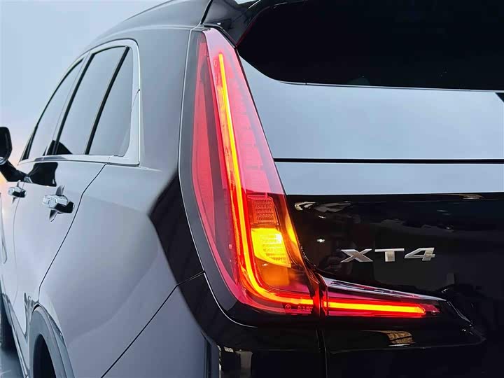 Фото 8 - Cadillac XT4