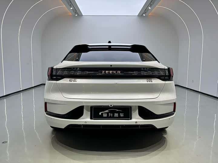 Фото 8 - Zeekr 001