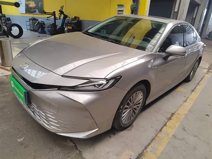 Фото 2 - Toyota Camry
