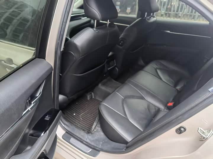 Фото 9 - Toyota Camry