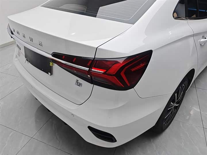 Фото 8 - Roewe i5