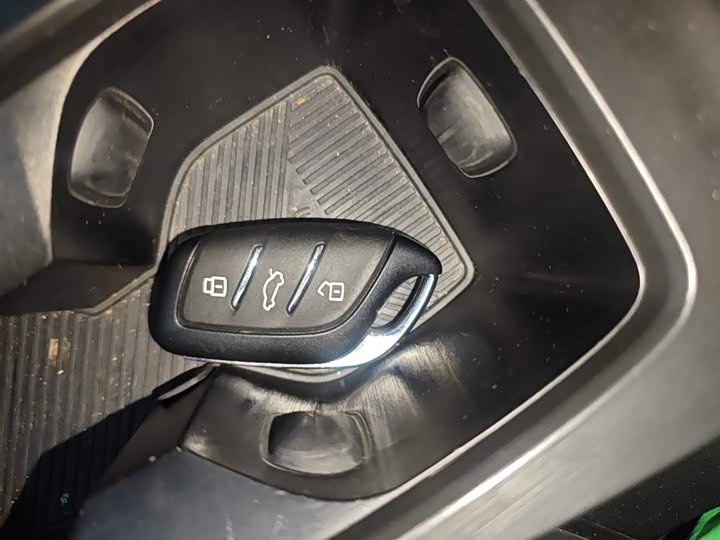 Фото 9 - Roewe i5