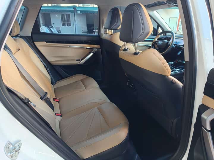 Фото 8 - Geely Atlas L