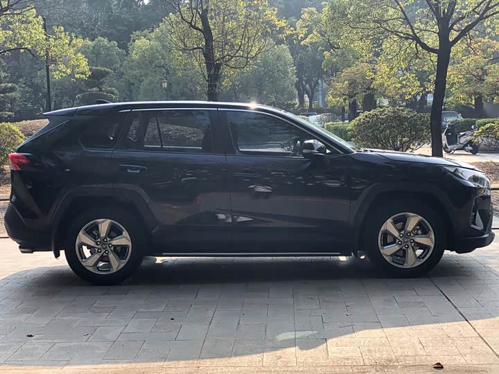 Фото 4 - Toyota RAV4