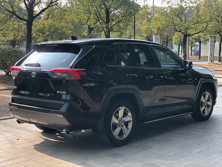 Фото 5 - Toyota RAV4