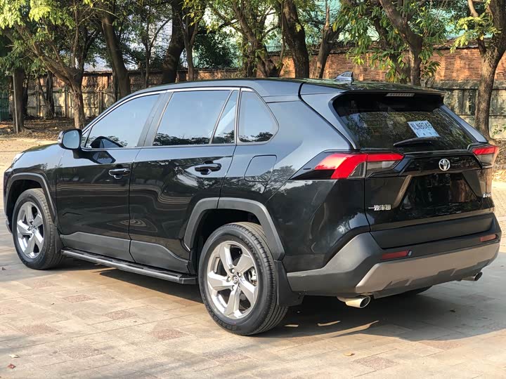 Фото 7 - Toyota RAV4