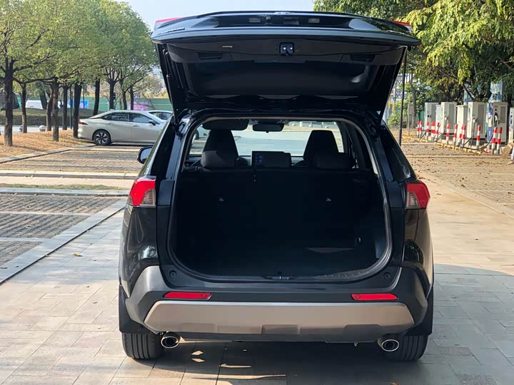 Фото 8 - Toyota RAV4