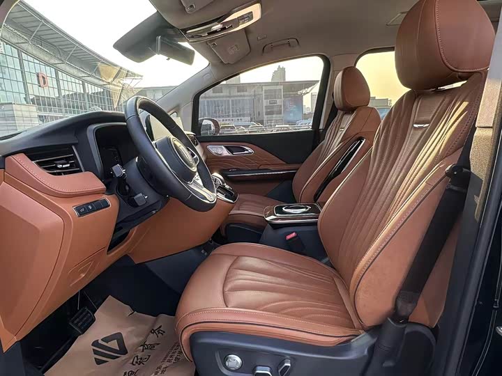 Фото 8 - Hongqi HQ9