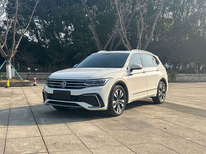 Фото 1 - Volkswagen Tiguan L Pro