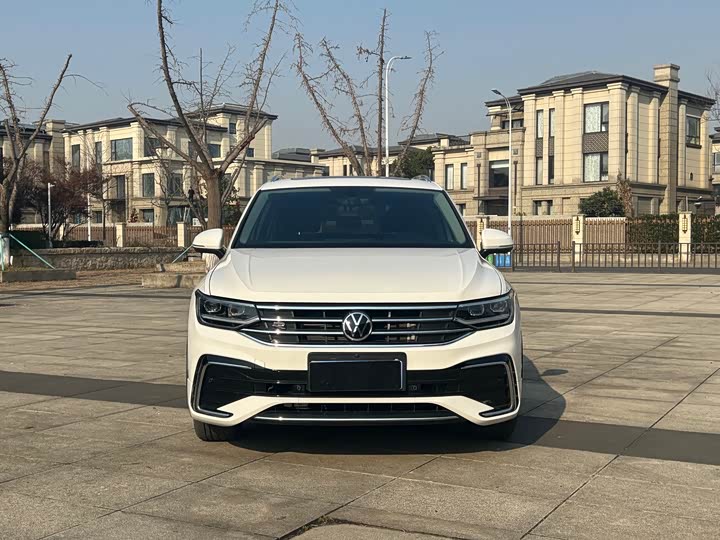 Фото 2 - Volkswagen Tiguan L Pro