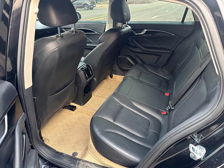 Фото 8 - Bestune B70