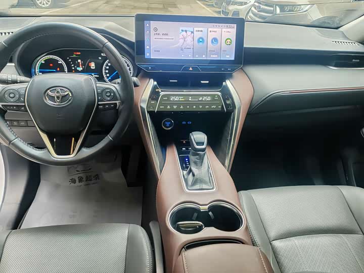 Фото 4 - Toyota Harrier