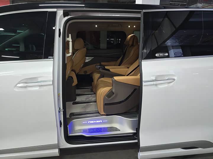 Фото 5 - Denza D9