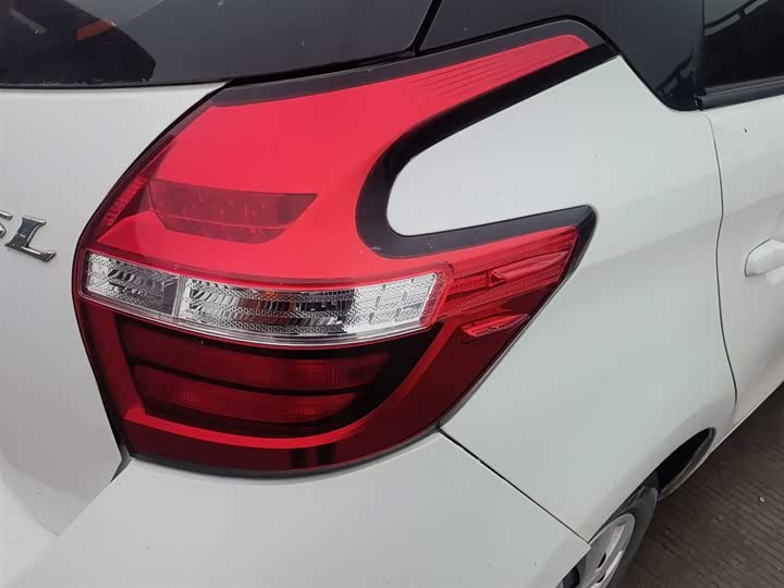 Фото 8 - Toyota Yaris L Hatchback