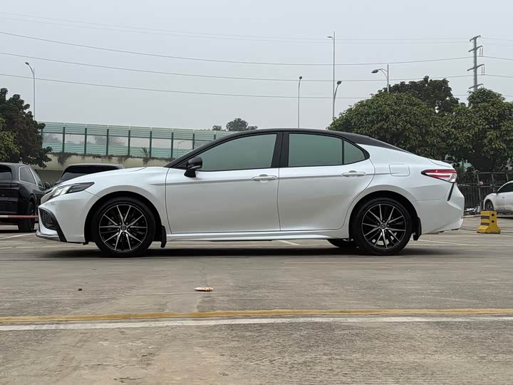 Фото 2 - Toyota Camry