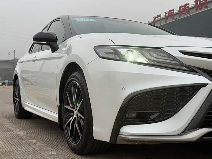 Фото 4 - Toyota Camry