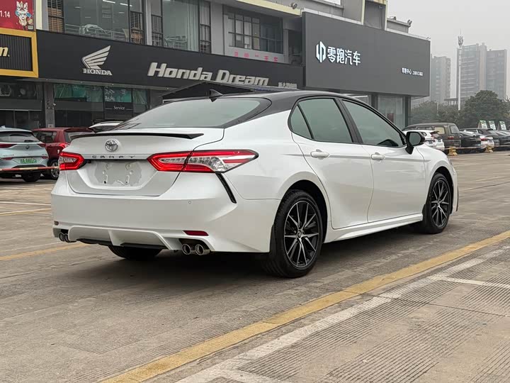 Фото 5 - Toyota Camry