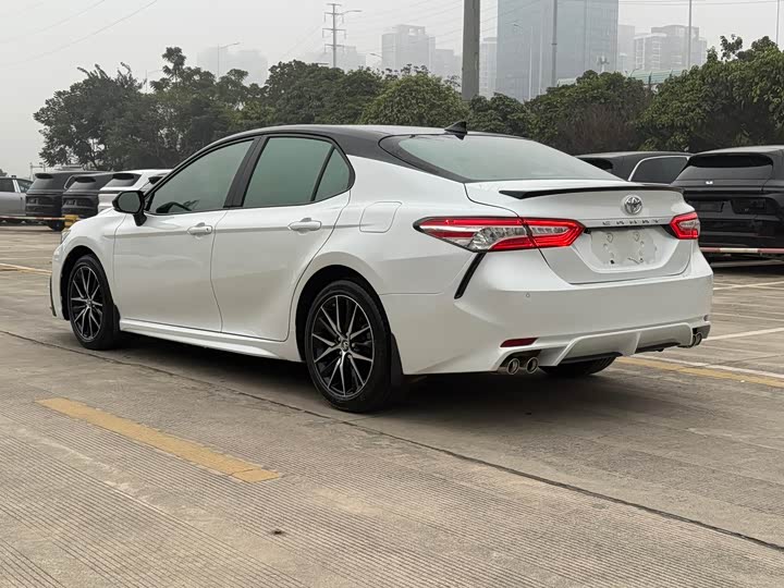 Фото 6 - Toyota Camry