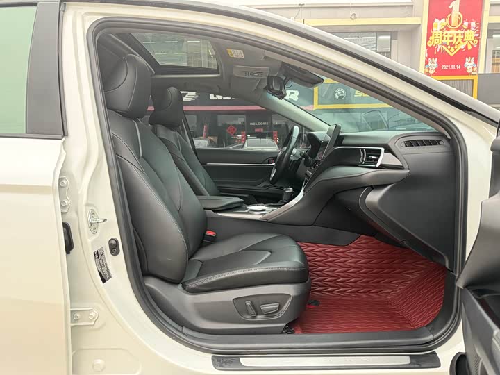 Фото 8 - Toyota Camry