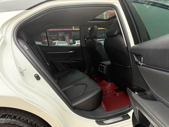 Фото 9 - Toyota Camry