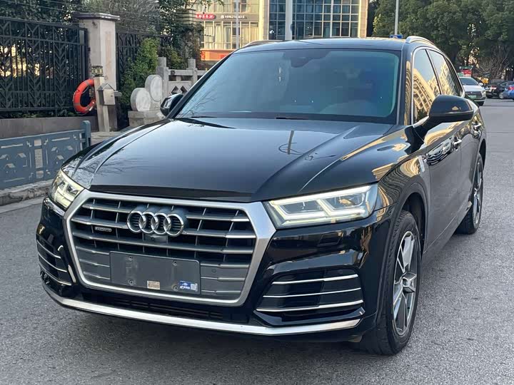 Фото 1 - Audi Q5L