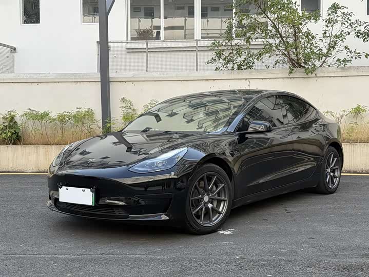 Фото 1 - Tesla Model 3