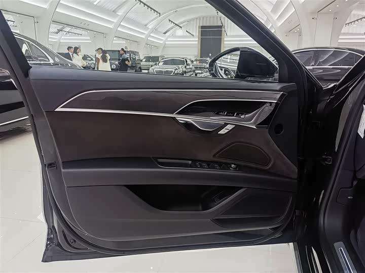 Фото 5 - Audi A8