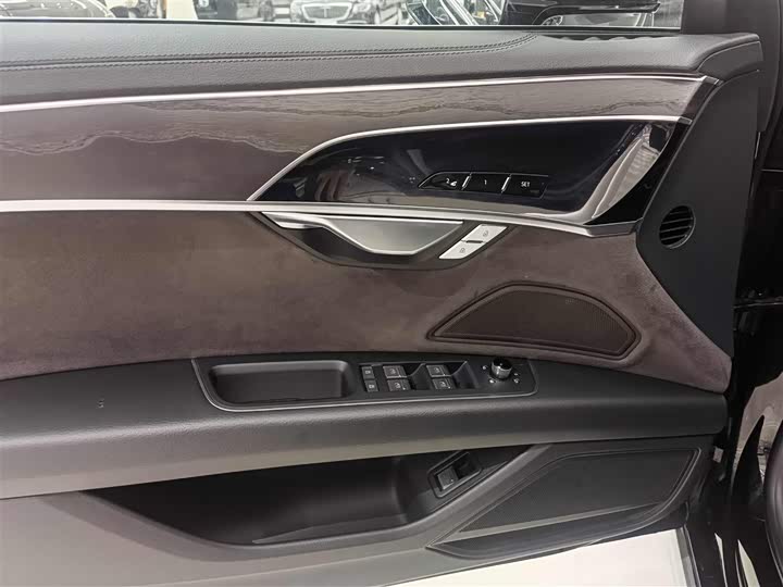 Фото 6 - Audi A8