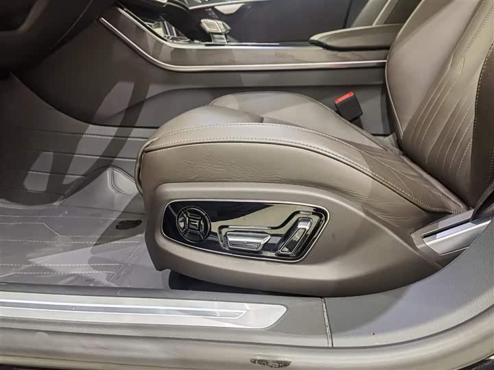 Фото 7 - Audi A8