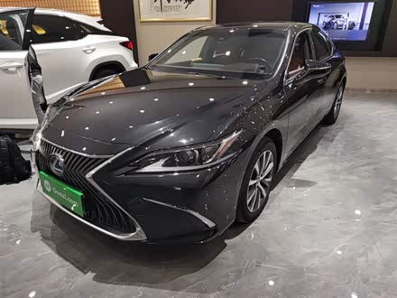 Фото 1 - Lexus ES