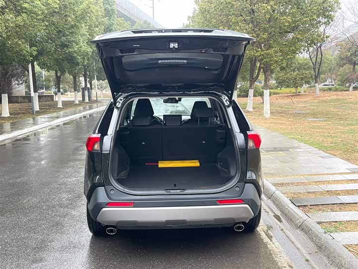 Фото 8 - Toyota RAV4