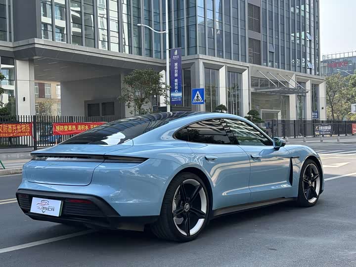 Фото 4 - Porsche Taycan