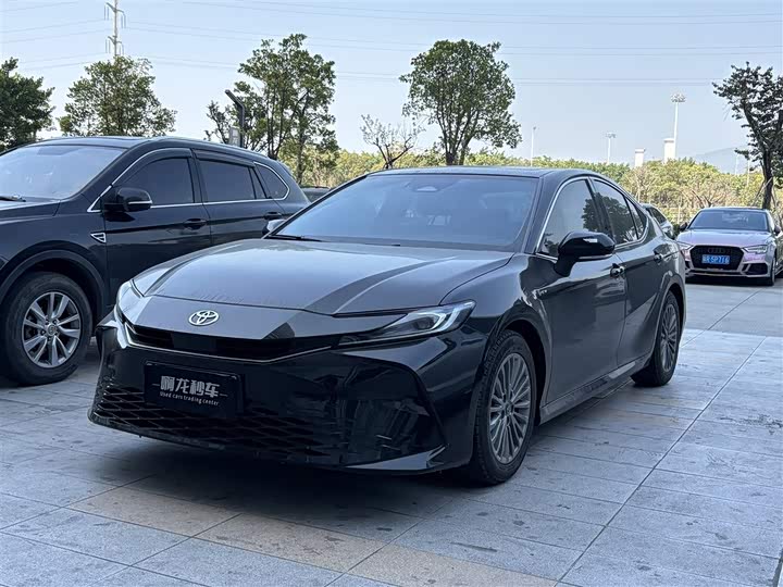 Фото 1 - Toyota Camry