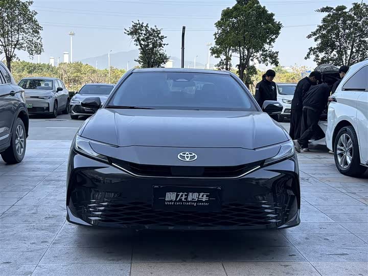 Фото 2 - Toyota Camry