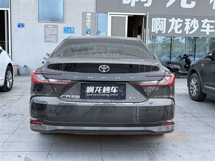 Фото 8 - Toyota Camry