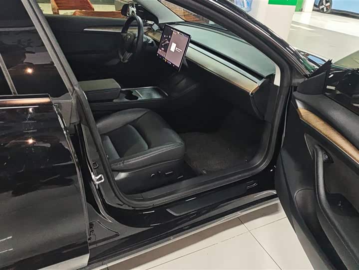 Фото 8 - Tesla Model 3