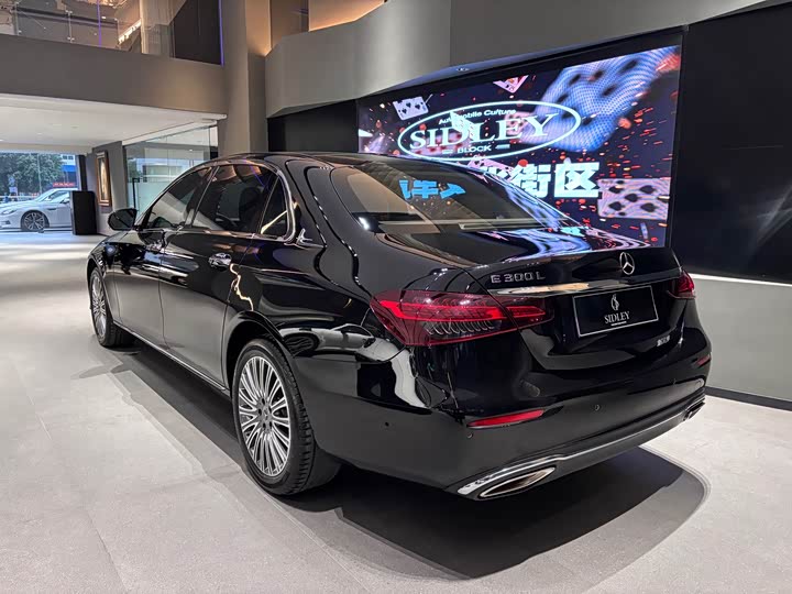 Фото 4 - Mercedes-Benz E-Class