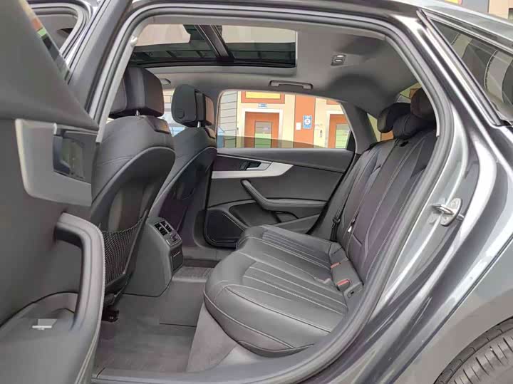 Фото 6 - Audi A4L