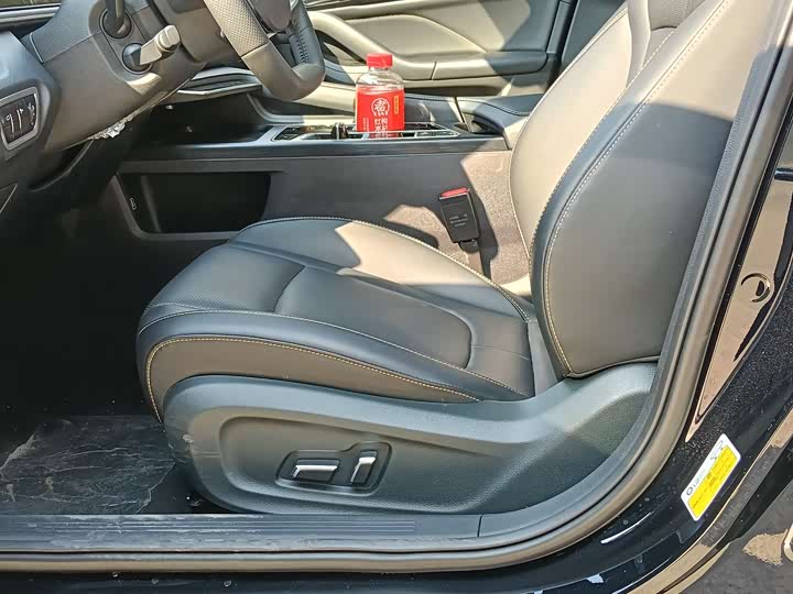 Фото 8 - Bestune B70