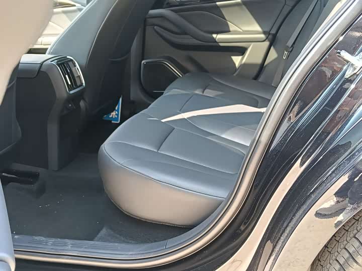 Фото 9 - Bestune B70