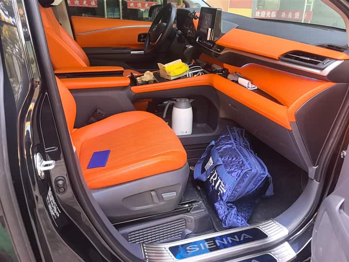 Фото 8 - Toyota Sienna