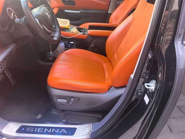 Фото 9 - Toyota Sienna