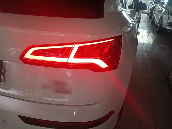 Фото 8 - Audi Q5L