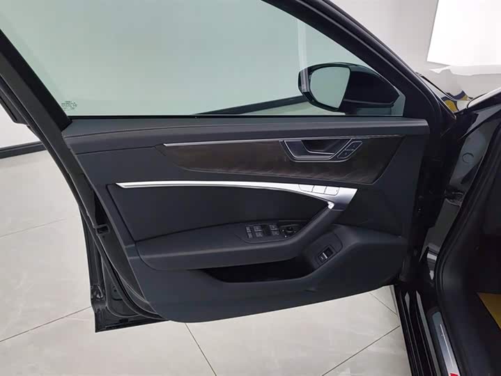 Фото 7 - Audi A6L