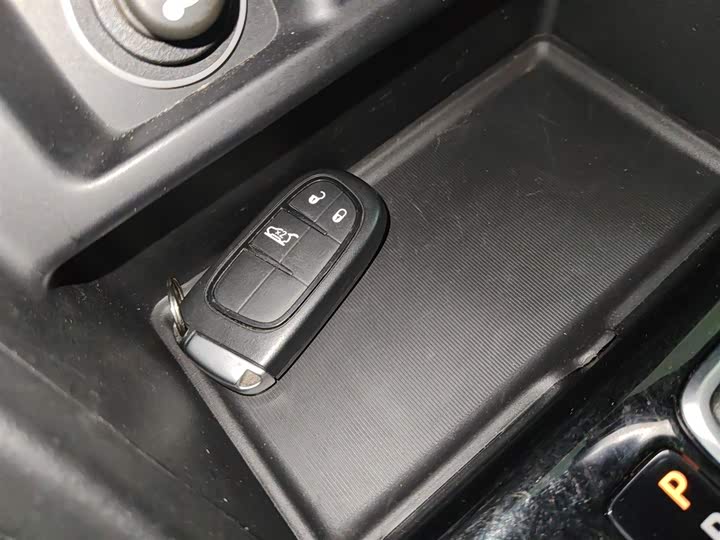 Фото 9 - Jeep Grand Commander